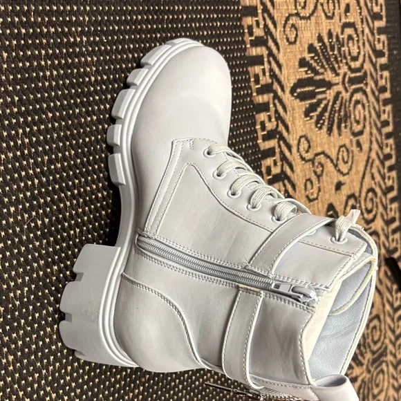Stylish White Women's Boots size 9.5 - Picture 5 of 8
